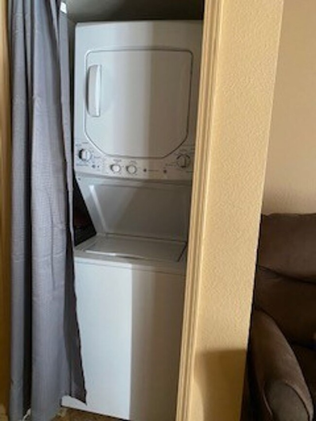 Building Photo - Furnished 2 bedroom 2 bath Loft Style Open...