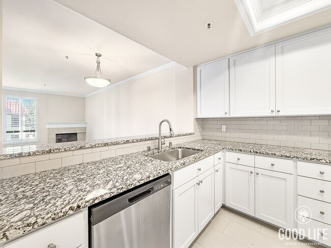 Foto del edificio - Beautiful 1B/1.5BA Upgraded Condo w/ Washer/Dryer and Private Patio!