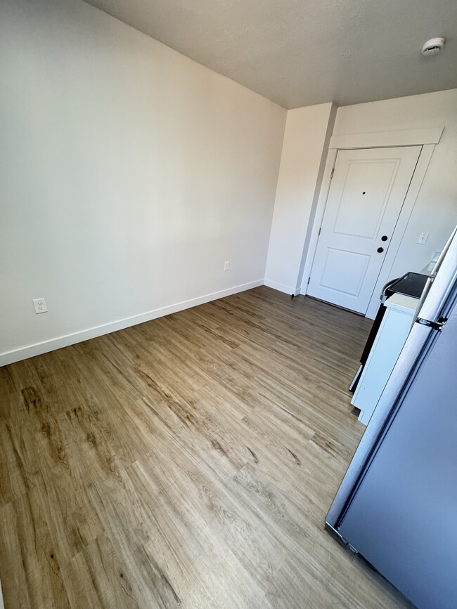 Building Photo - Completely Renovated Apartment!