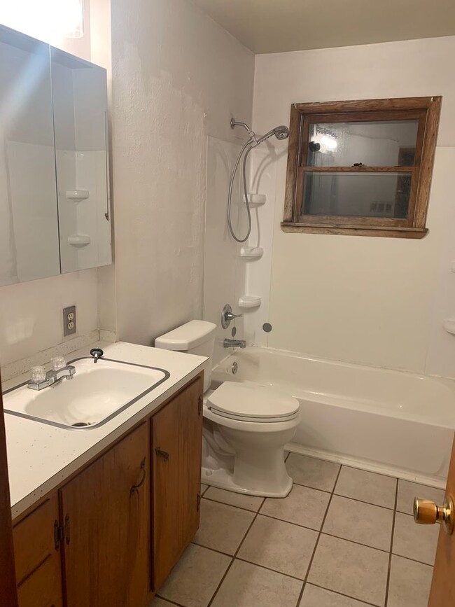 Building Photo - 2 Bedroom 1 Bathroom House with Garage and...