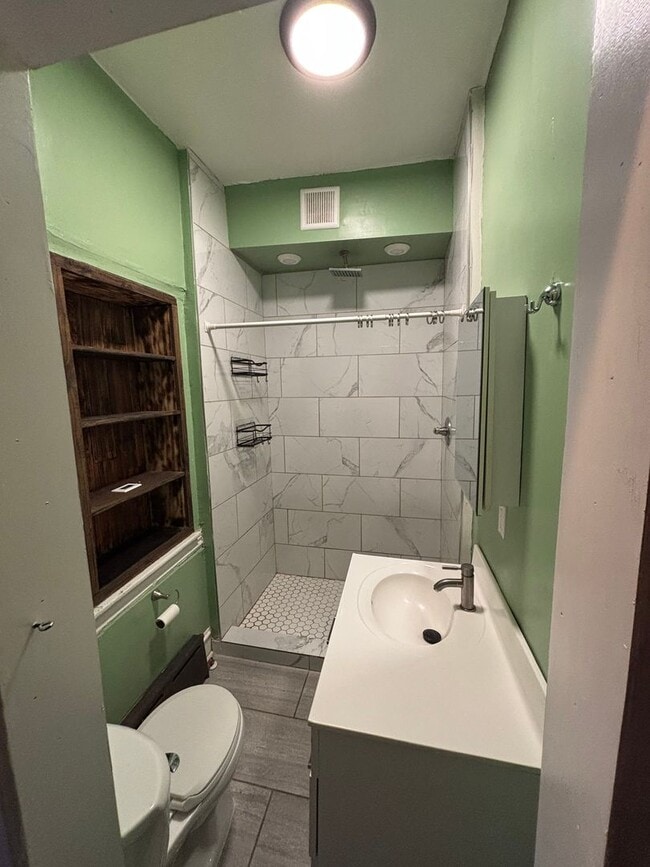 Foto del edificio - Beautifully Upgraded 2BR/2BA with Modern Finishes & Private Outdoor Space