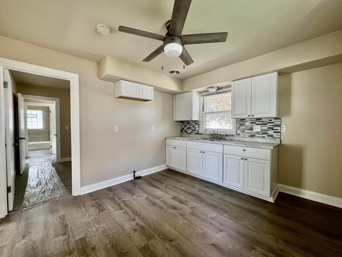 Kitchen - 8228 W Grantosa Dr