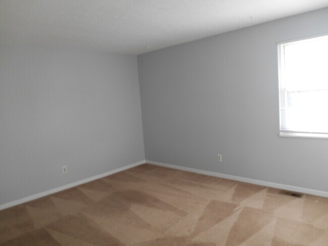 Building Photo - 5625 Lakeland Dr