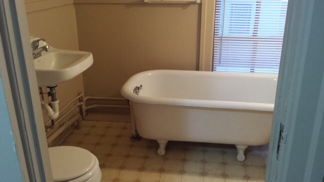 Bathroom Fixtures Janesville Wi 216 n washington st janesville, wi 53548 rentals - janesville, wi Bathroom Fixtures Janesville Wi 216 n washington st janesville, wi 53548 rentals - janesville, wi