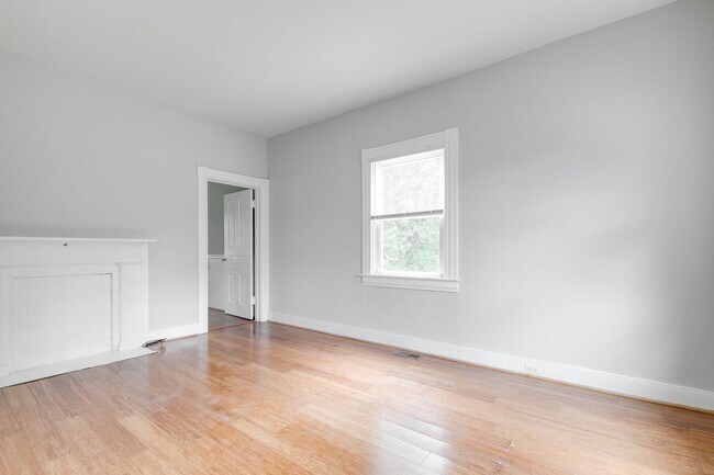 Foto del edificio - Price Drop on Large West End Rental off of...