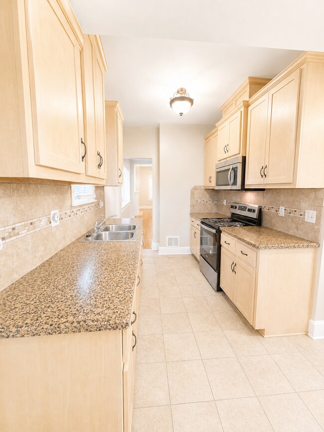 Foto del edificio - Coming Soon | Character-Filled 3-Bedroom Home