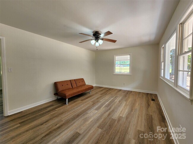 Foto del edificio - 204 Long Creek Rd