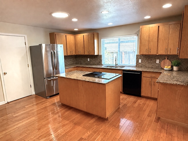 Foto del edificio - 786 Eden Ave