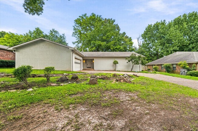 Foto del edificio - 4-BED, 2-BATH ALL-BRICK HOME NEAR JONESBORO COUNTRY CLUB!