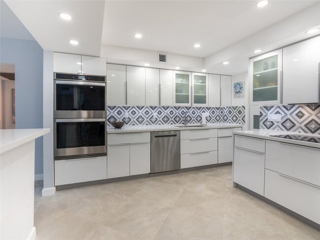 Building Photo - 2850 N Palm Aire Dr