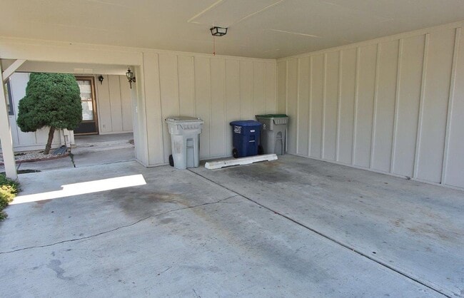 Building Photo - Clean Townhouse Centrally Located on the B...