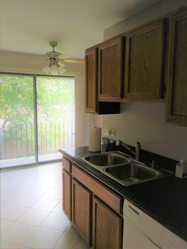 Foto del edificio - 1746 S Washington St