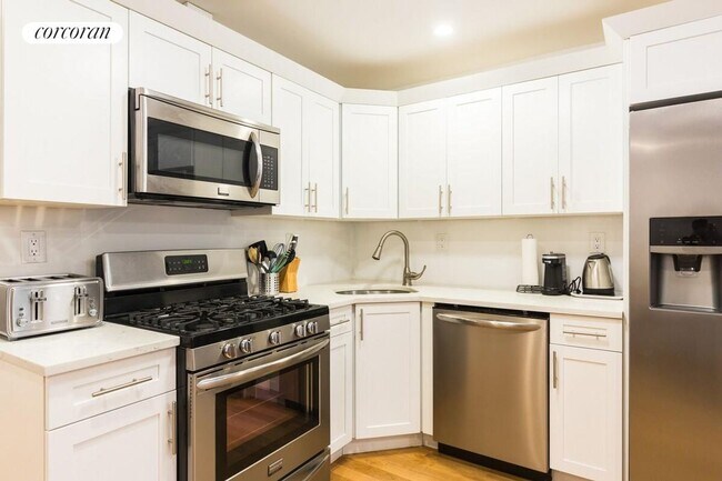 Building Photo - 546A Monroe St