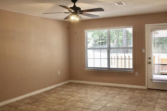 Building Photo - 625 Emerald Ln