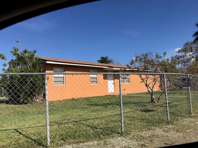Foto del edificio - 696 SW 16th Terrace