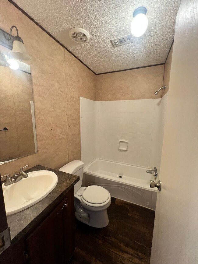 Foto del edificio - 3 Bedroom / 2 Bathroom Home – Utilities No...