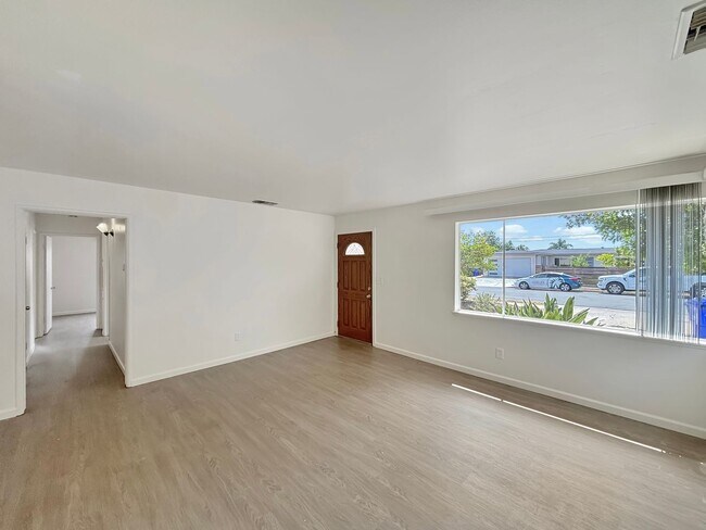 Foto del edificio - Stunning 3BD/1.5BA House in Clairemont Mes...