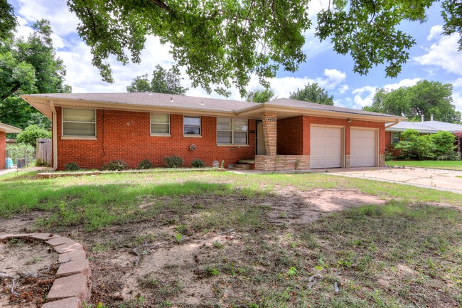Building Photo - Spacious 3-Bedroom Home with a Fenced Yard...
