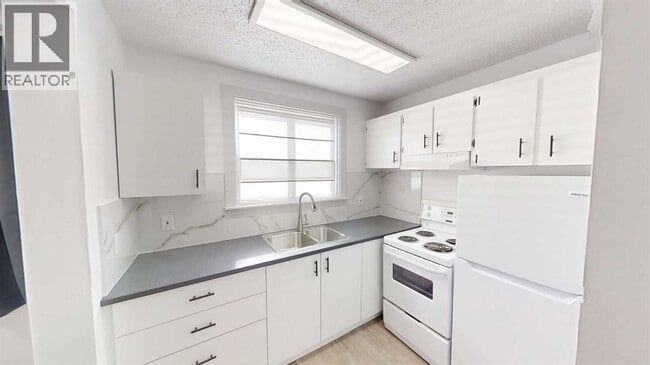 Building Photo - 9515-9100 100 Ave.