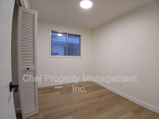 Photo du bâtiment - 15424-15499 99 Ave NW