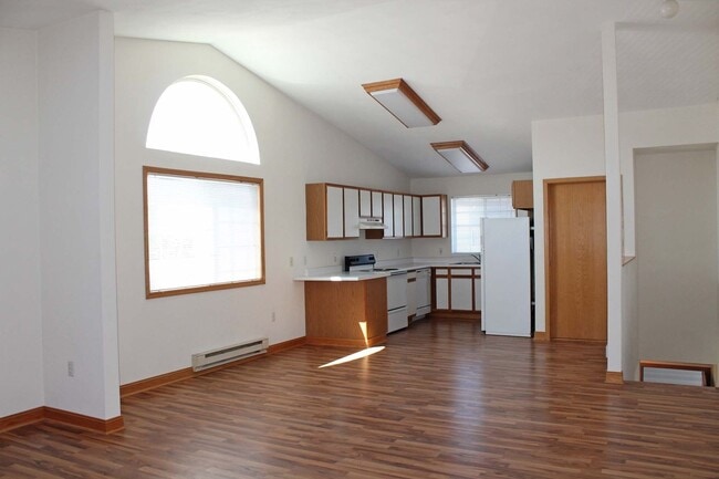 Building Photo - Midvale Townhomes in Janesville with Priva...