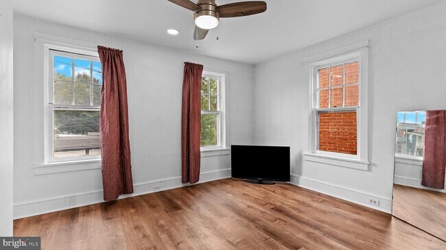 Building Photo - 511 4th St