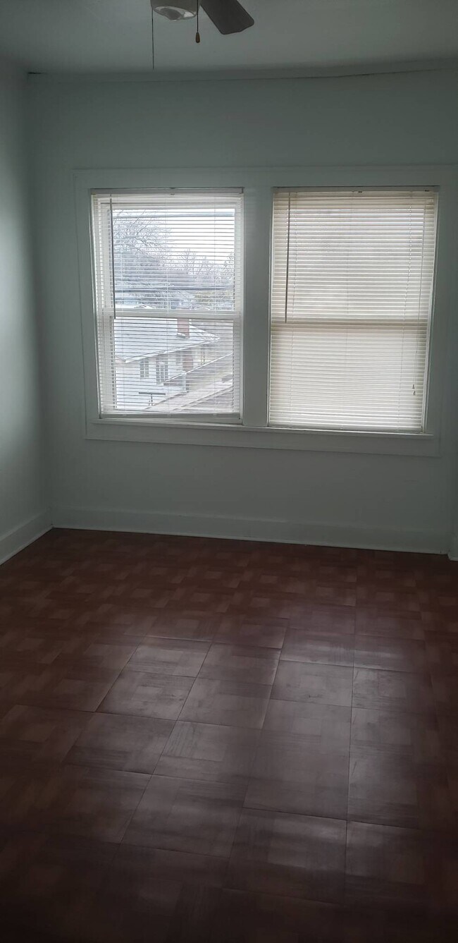 Foto del edificio - 120 N B St