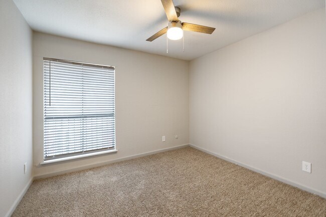 Foto del edificio - 8701 Town Park Dr
