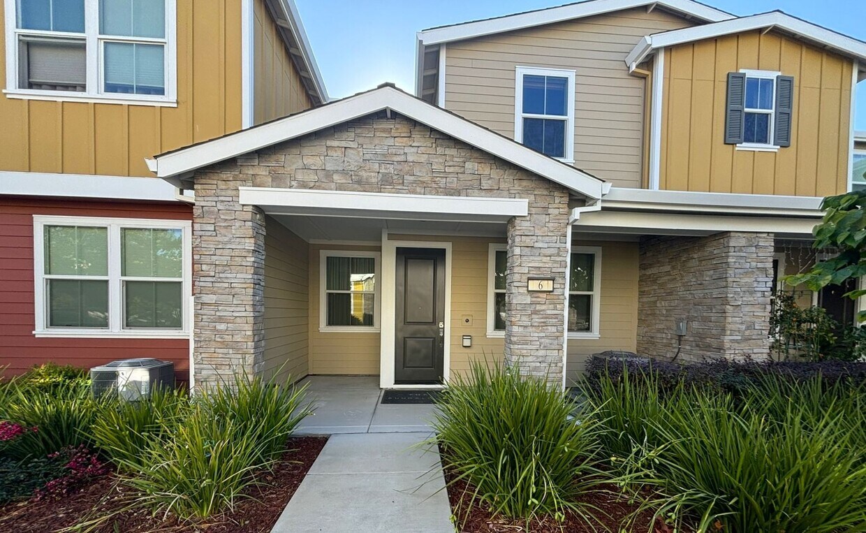 Primary Photo - Gorgeous 3 Bedroom 2 bath Home for rent in...
