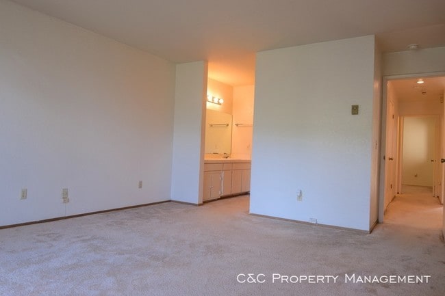 Building Photo - 250 Forest Ridge Rd