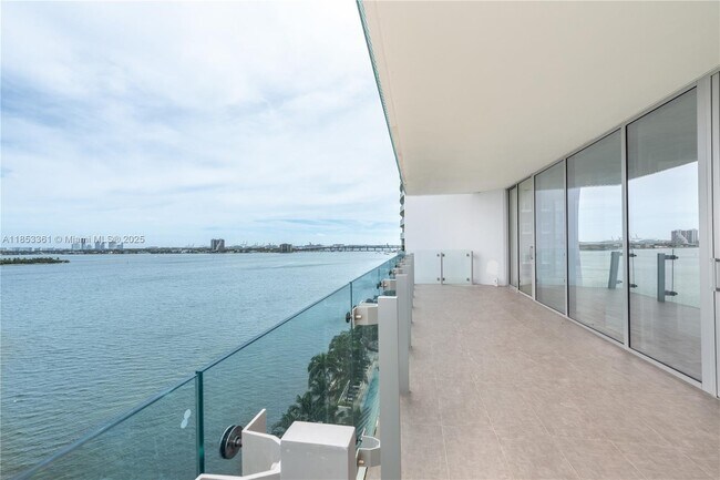Foto del edificio - 700 NE 26th Terrace