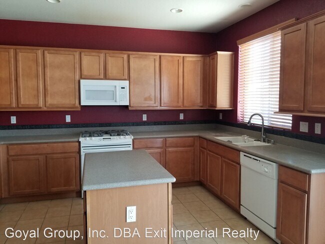 Foto del edificio - 4 br, 3 bath House - 624 Cinnabar St.