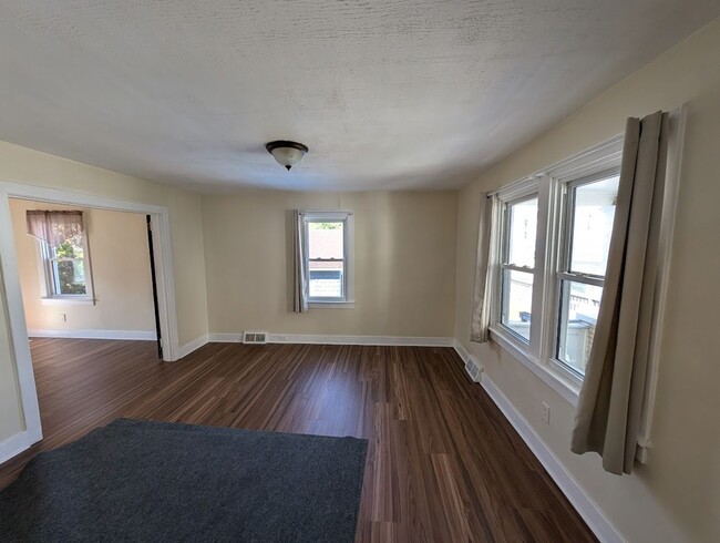 Building Photo - Carnegie - 3 BR + 1 Bath Single Family Hou...