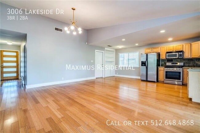 Building Photo - 3006 Lakeside Dr