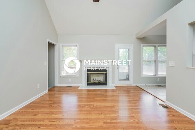 Foto del edificio - 4 Bedroom Pet-Friendly Home in Hermitage, TN with Main Street Renewal