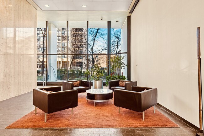 Foto del edificio - 1560 N Sandburg Terrace