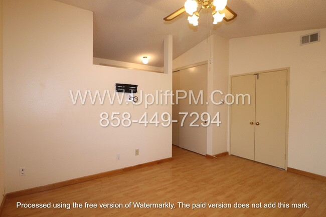 Foto del edificio - Large 4-Bedroom 3-Bathroom Home Featuring ...