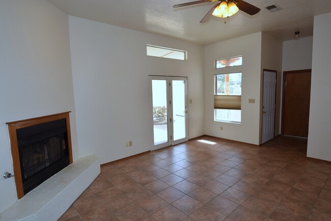 Building Photo - Great 2 Bedroom + Study Home In Taylor Ranch!