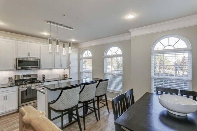 Foto del edificio - BEAUTIFUL 4 LEVEL TOWNHOME IN GERMANTOWN. 4 BEDROOM, 4.5 BATHS