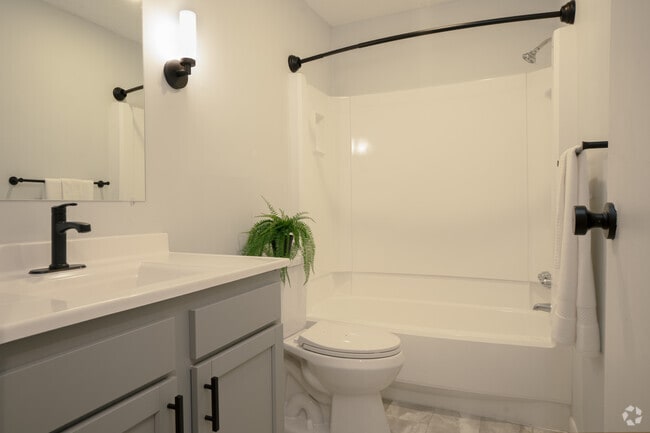 1 dormitorio, 1 baño - 580 pies cuadrados - Baño - Center Court Apartments