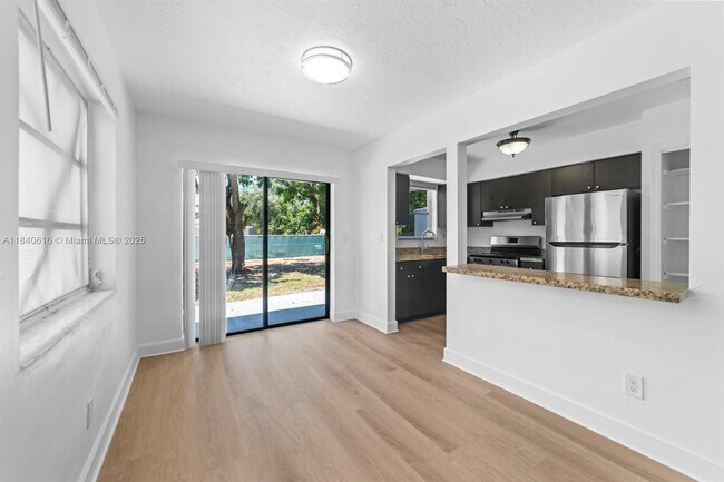 Foto del edificio - 2457 NE 183rd St