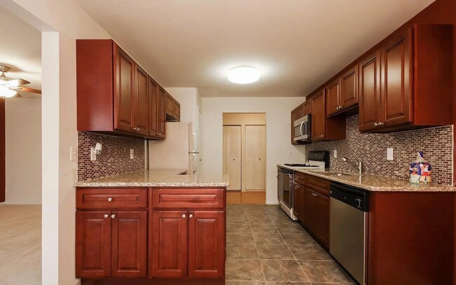 Building Photo - 129 Riverview Ct