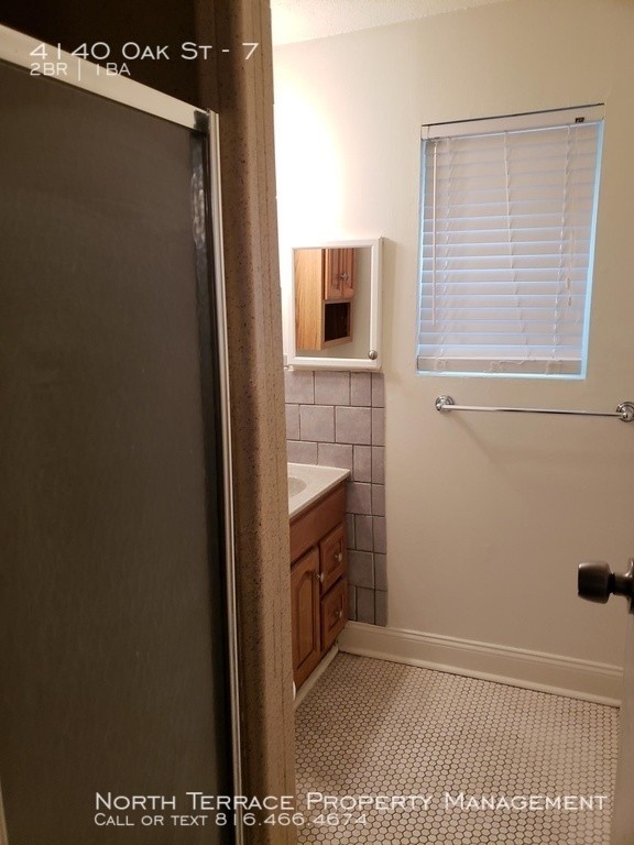 Building Photo - Oak Street - two bedroom, one bath