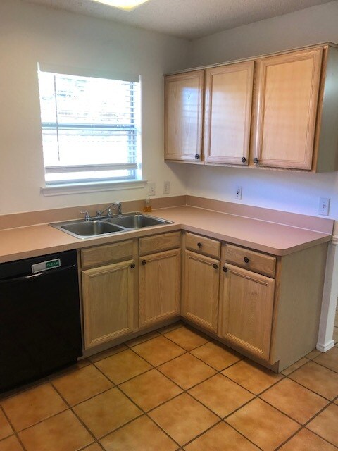Kitchen - 948 Wrigley Way