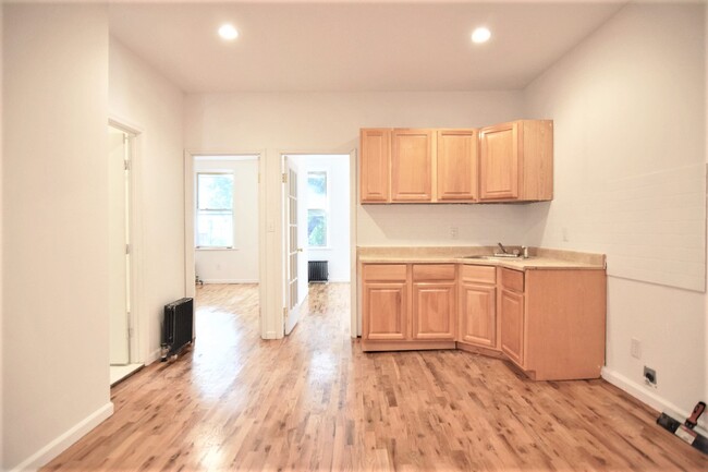 Building Photo - 1123 Halsey St