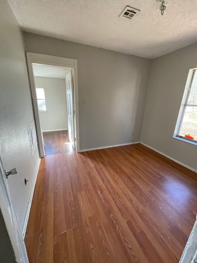 Foto del edificio - N J St. Duplex