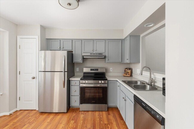 Building Photo - 113 Frazer Dr