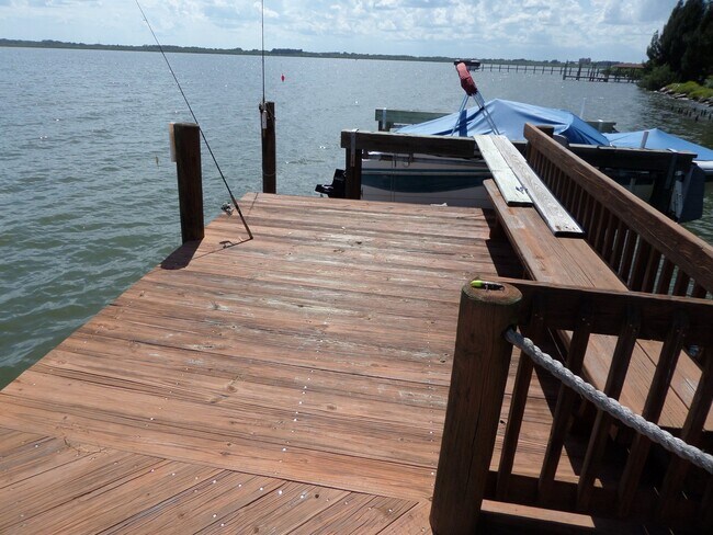 Foto del edificio - 1467 Newfound Harbor Dr