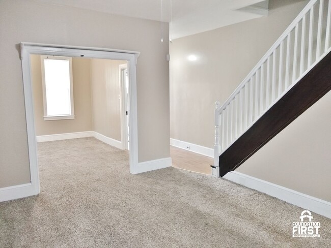 Building Photo - 5 Bed / 2 Bath Single Family Duplex