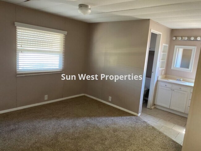Building Photo - Small Storage Included!